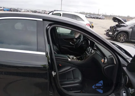 2015 Mercedes-Benz C 300 Luxury/Sport z USA, uszkodzony, nr VIN 55SWF4JB9FU067561